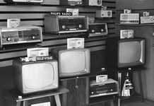 831066 Afbeelding van enkele uitgestalde apparaten in de winkel van het Nederlands Televisie en Radio Bedrijf ...